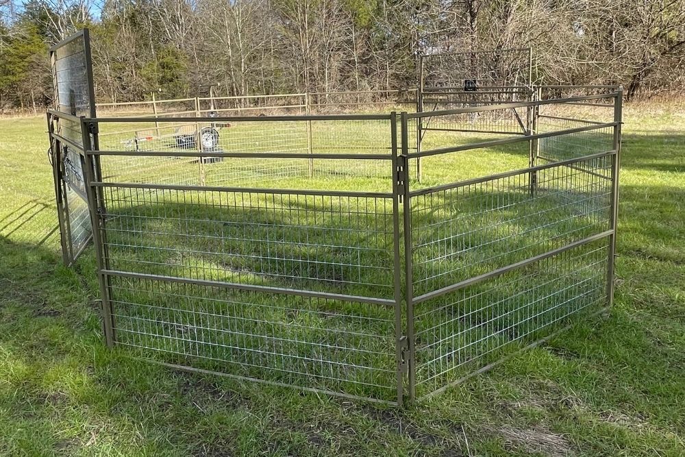 2x8 Big Pig Panel Trap. Two Gates and 8 Panels gives you the largest area to trap wild hogs. 